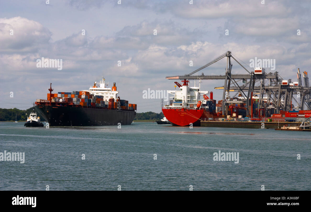 Navi cargo port terminal per container export import nave agli scambi di merci Foto Stock