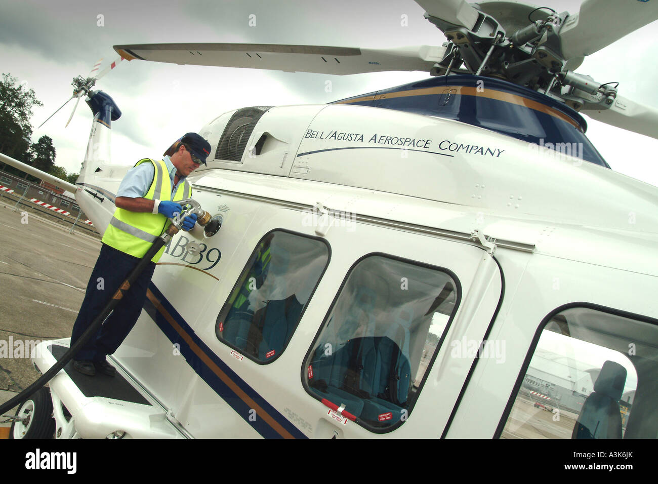 Tecnico di elicottero per i rifornimenti di carburante Foto Stock