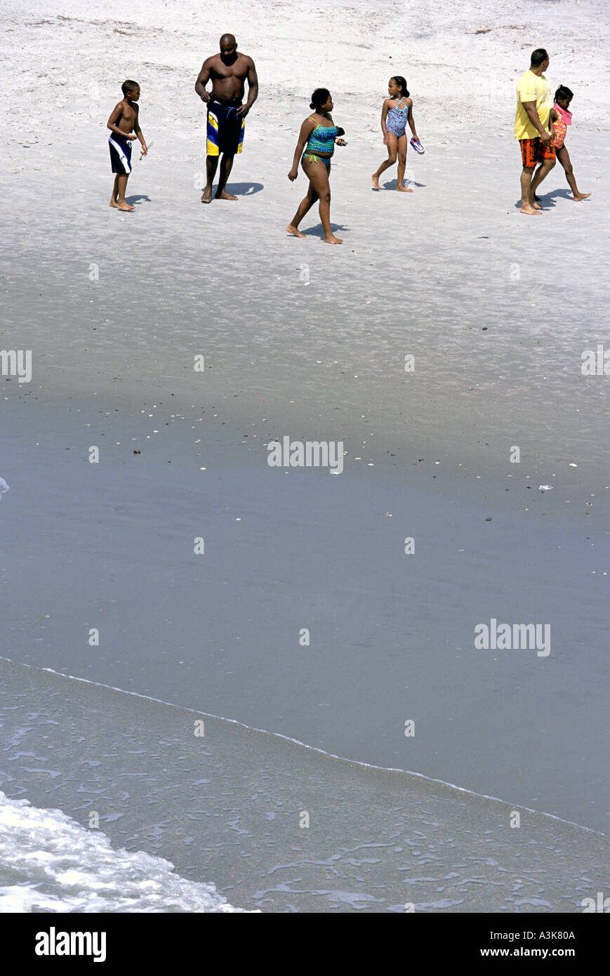 Persone potrete godervi una passeggiata sulla spiaggia in Myrtle Beach South Carolina Foto Stock