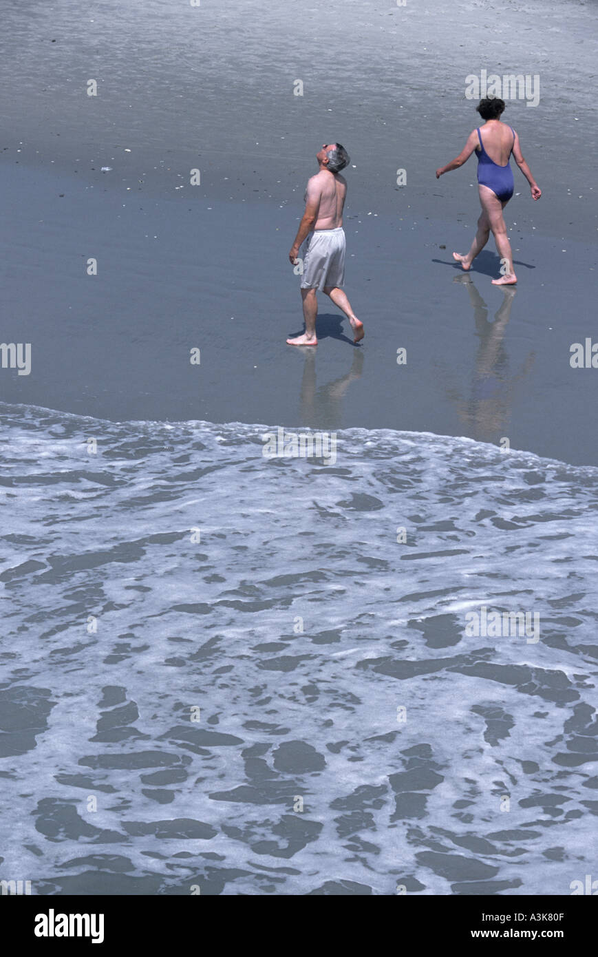 Un giovane gode di un pomeriggio passeggiata in Myrtle Beach South Carolina Foto Stock