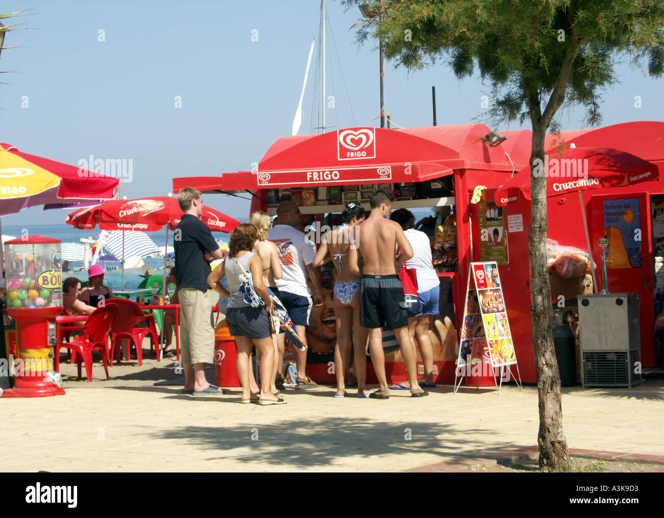 I vacanzieri al chiosco sulla spiaggia La Cala de Mijas Mijas Costa Malaga Spagna Foto Stock