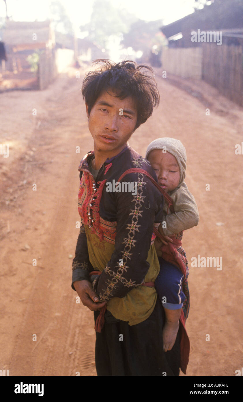 L'oppio addict padre con il suo bambino villaggio rurale nel nord della Thailandia del Sud Est Asiatico degli anni novanta anni novanta HOMER SYKES Foto Stock