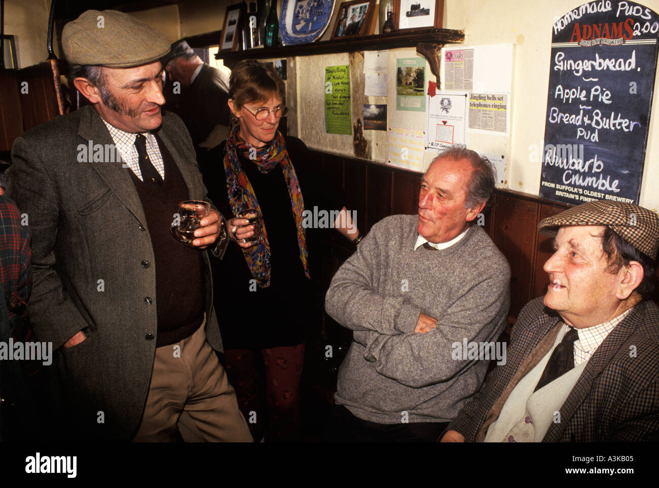 Stile di vita rurale East Anglia, comunità contadina degli anni '1980 del Regno Unito si riuniscono al Kings Head, The Low House per l'intrattenimento tradizionale 1985 Laxfield Suffolk Foto Stock