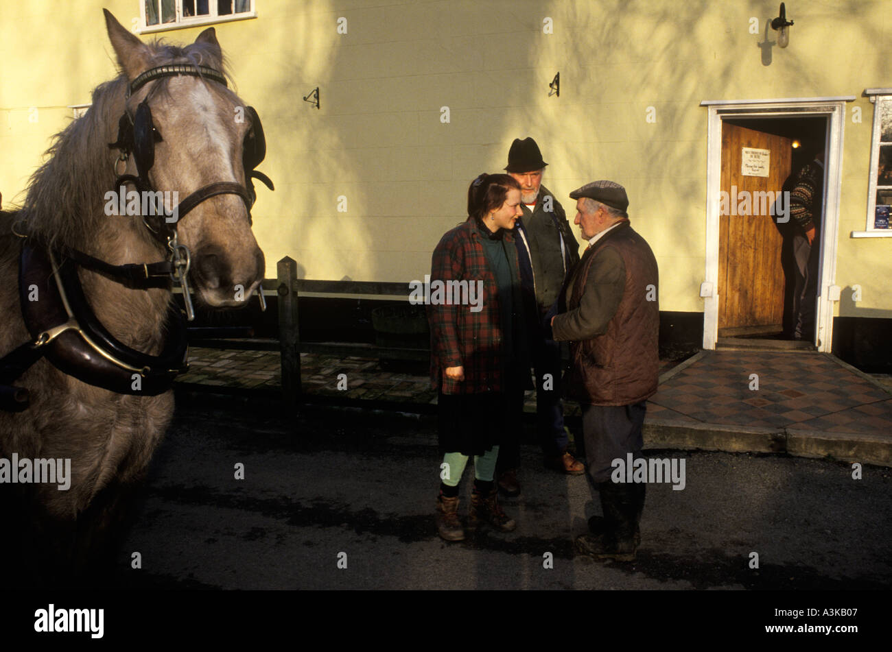 Pony e trappola al pub del villaggio, la domenica mattina gli agricoltori si incontrano per cantare canzoni popolari dell'Anglicano orientale, ricevere poesie agricole, Laxfield 1980s UK Foto Stock