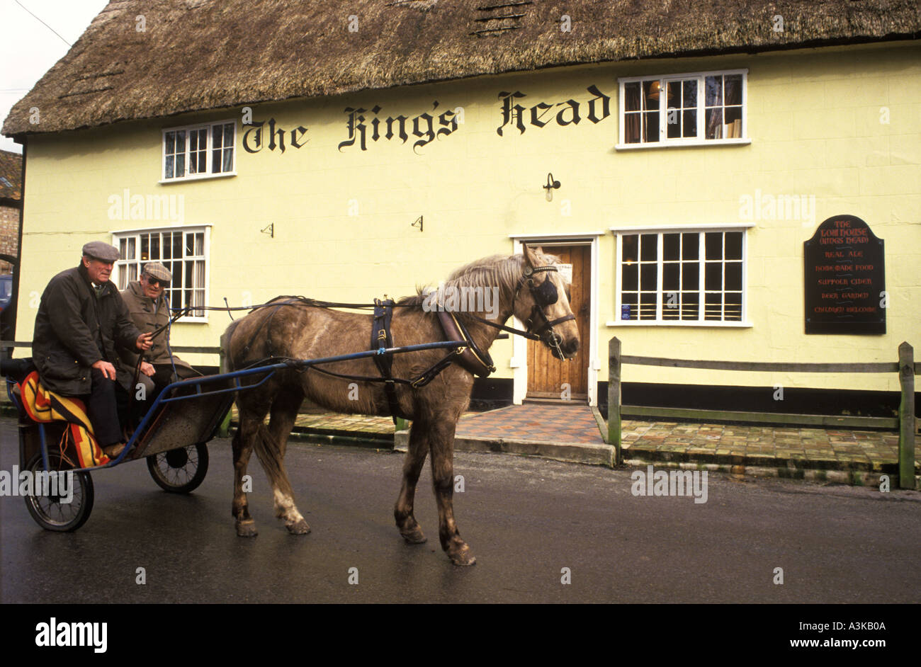 Pony e trappola al pub del villaggio, la domenica mattina gli agricoltori si incontrano per cantare canzoni popolari dell'Anglicano orientale, ricevere poesie agricole, Laxfield 1980s UK Foto Stock