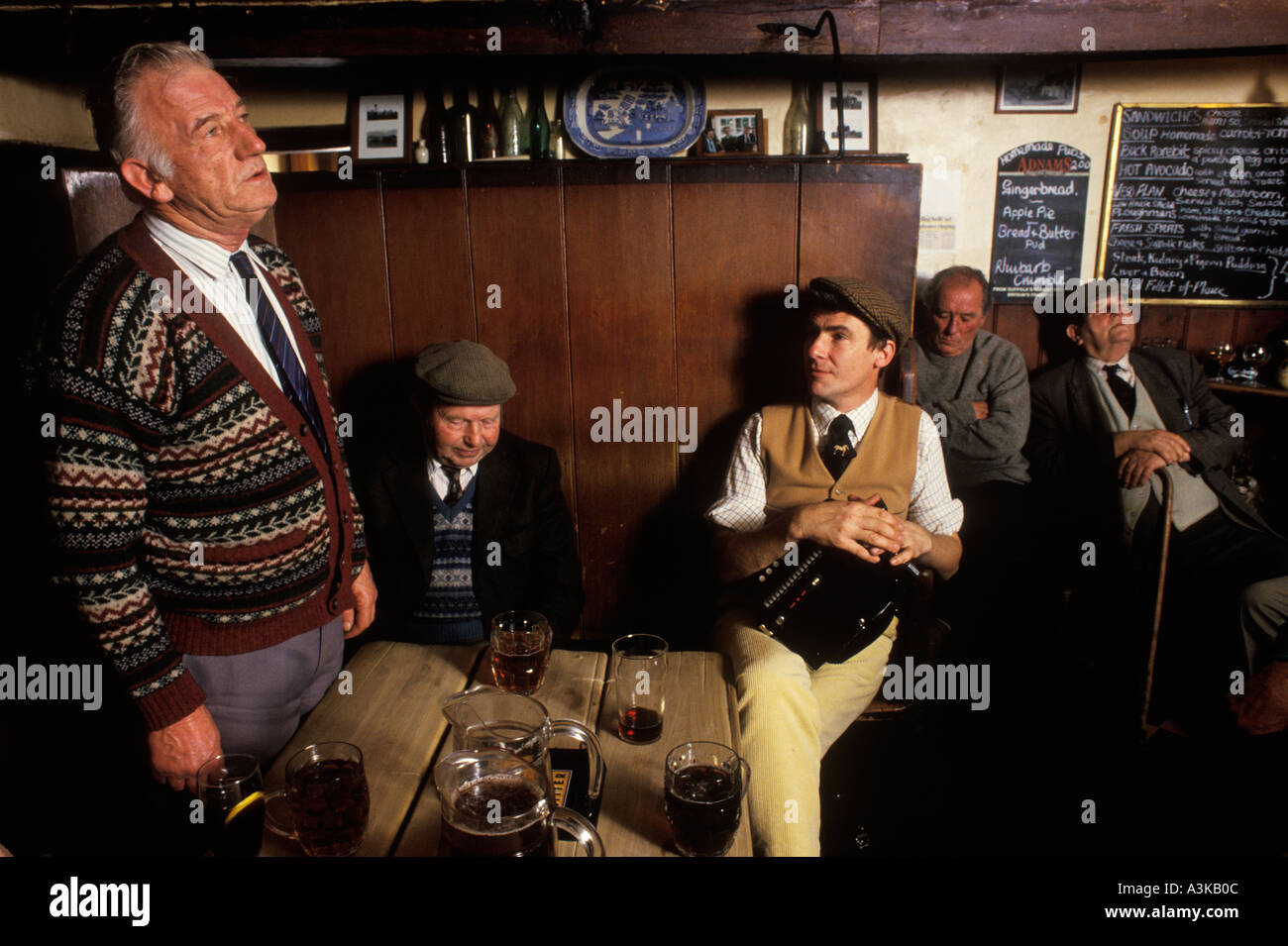Stile di vita rurale East Anglia comunità agricola 1980s Regno Unito ricevendo poesie e cantando canzoni popolari tradizionali 1980s 1985 Laxfield Suffolk UK HOMER SYKES Foto Stock