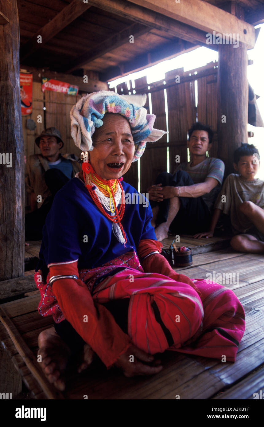 Karen collina tribù villaggio di Banden Thailandia del Nord Sud Est Asia. Donna anziana che indossa il turbante fatto da asciugamano occidentale modellato. Anni '90 HOMER SYKES Foto Stock