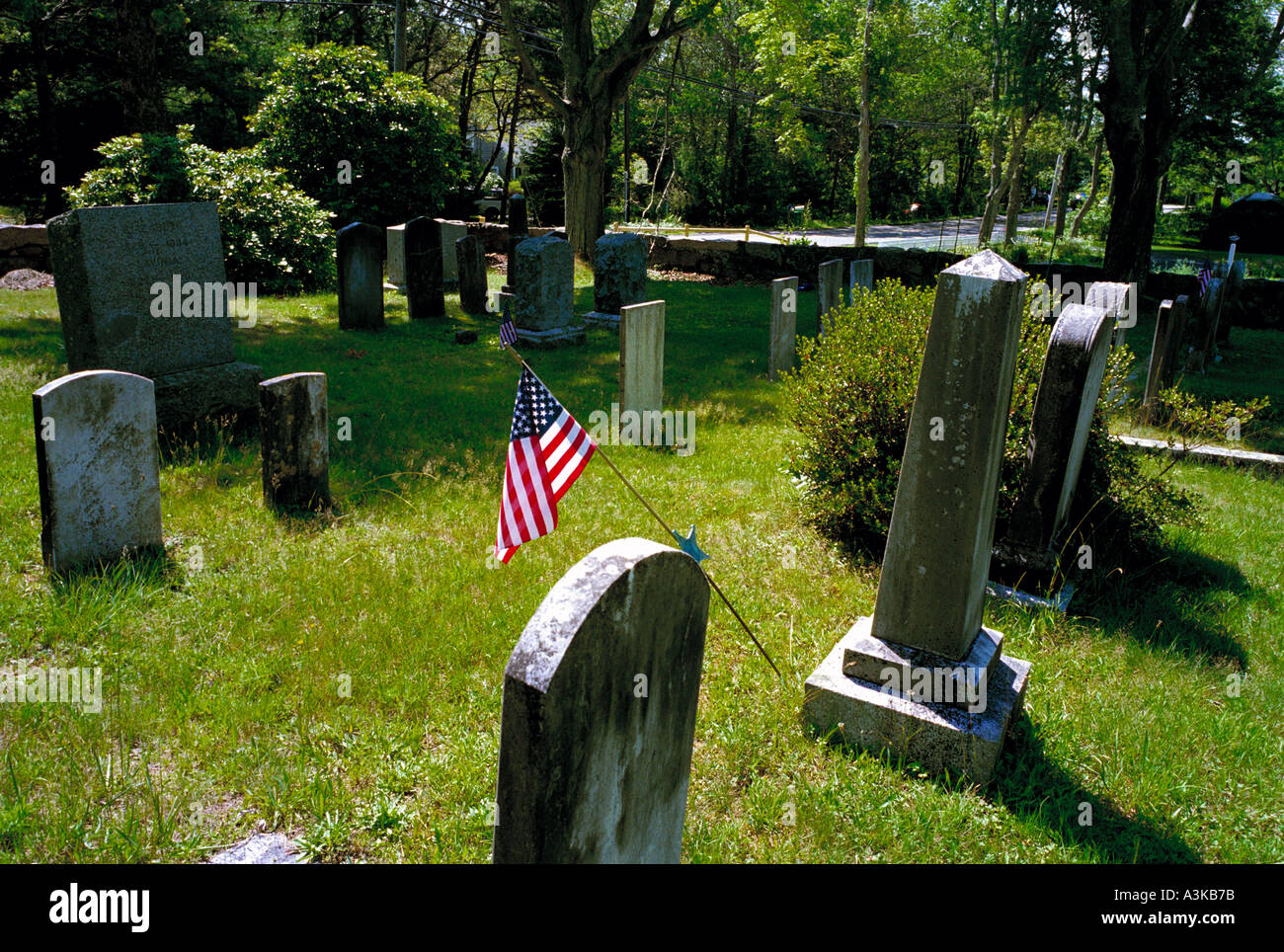 In un piccolo cimitero vicino a un monumento sulla spiaggia di Cape Cod bandiere nazionali volare sulle tombe degli ex combattenti del 4 luglio Inde Foto Stock