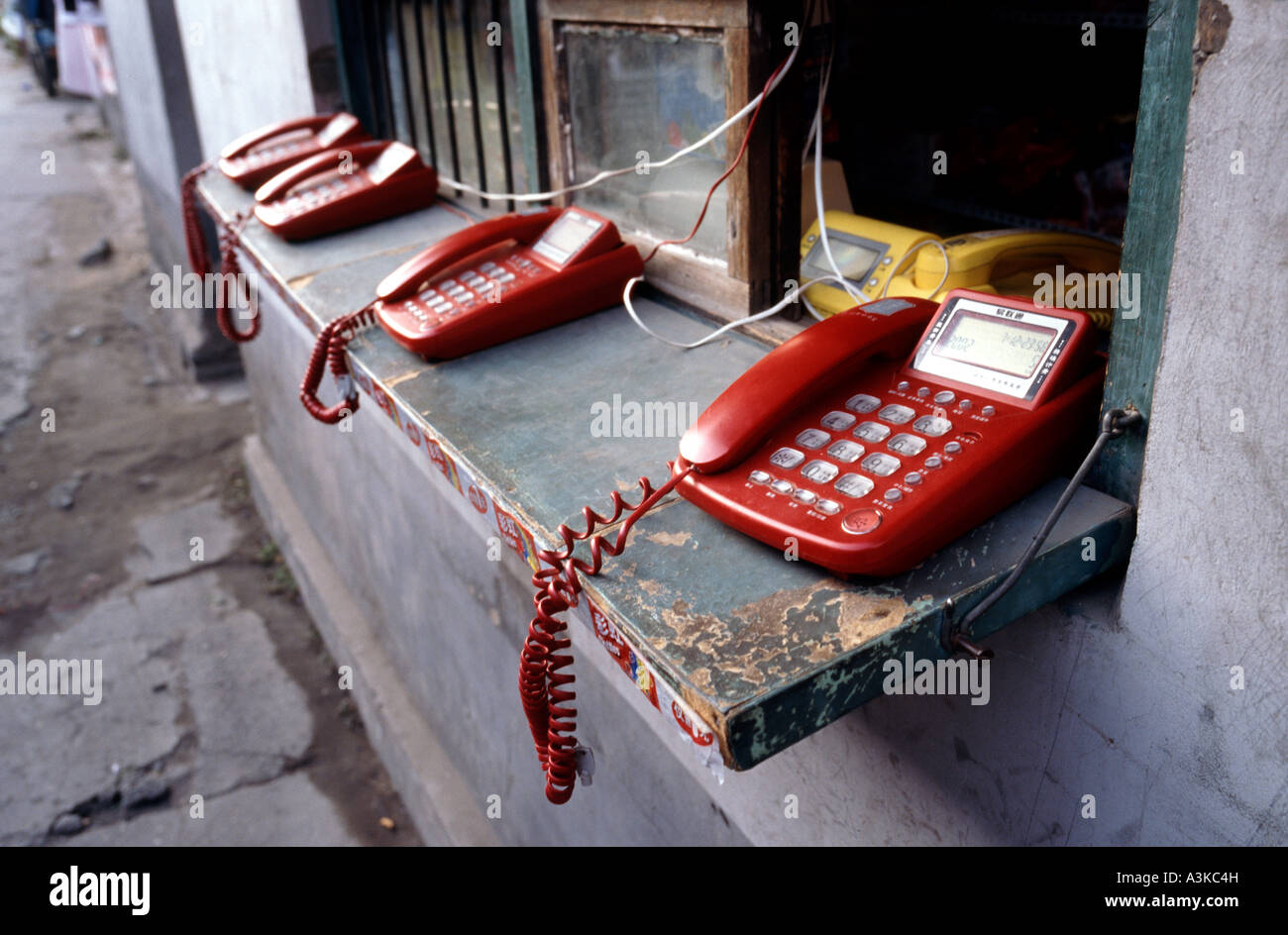 Telefoni fissi in attesa per i clienti di Pechino il Dazhalan Hutong. Foto Stock
