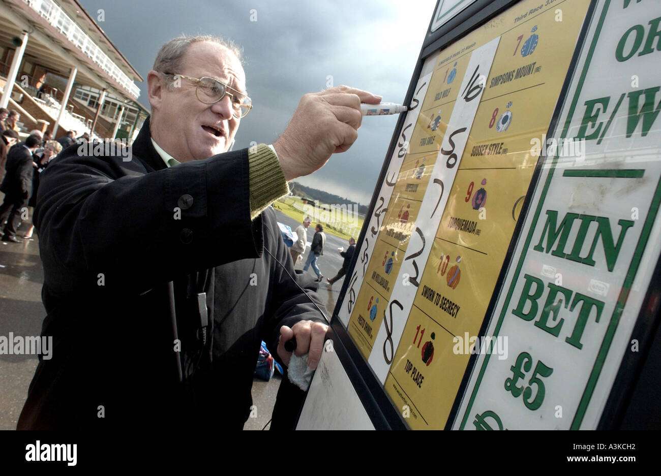 Un bordo pista bookie marcatura fino le probabilità a tutti meteo racecourse a Lingfield, Surrey Foto Stock