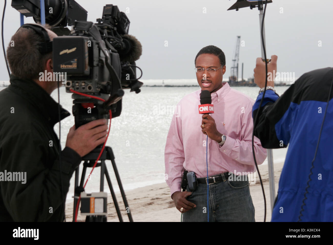 Miami Beach Florida,uomo nero uomo maschio,giornalista televisivo,reporter,media,intervista,interviste,CNN,microfono,crash idrovolante,on air,FL051231086 Foto Stock