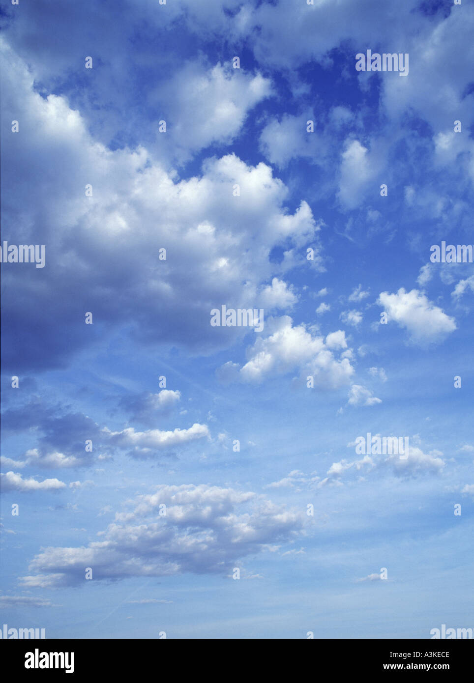 Parzialmente nuvoloso sky Foto Stock
