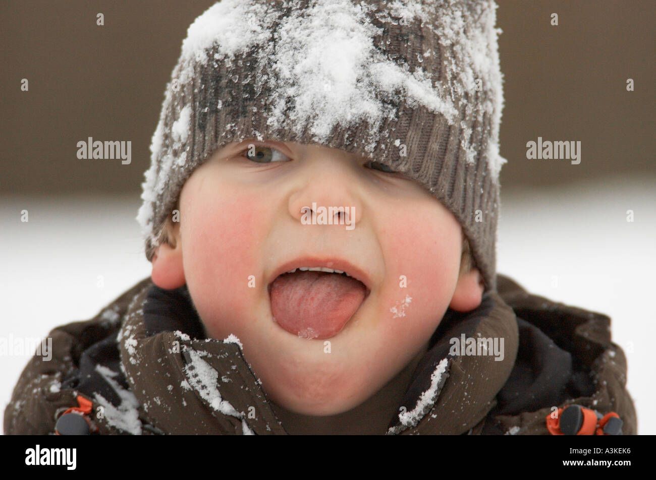 Little Boy è gustando la prima neve Foto Stock