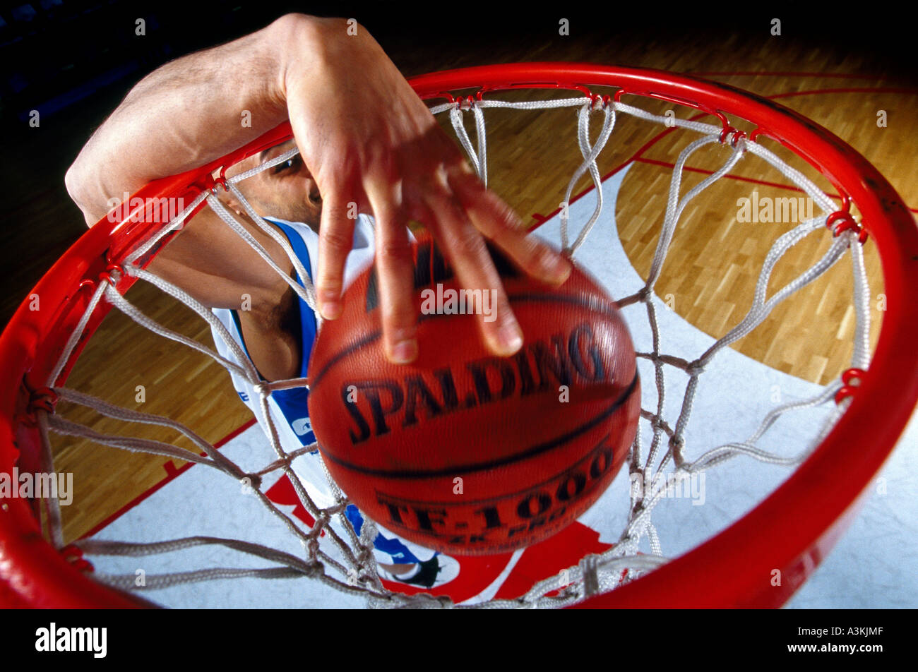Giocatore di basket circa a slam dunk la palla Foto Stock