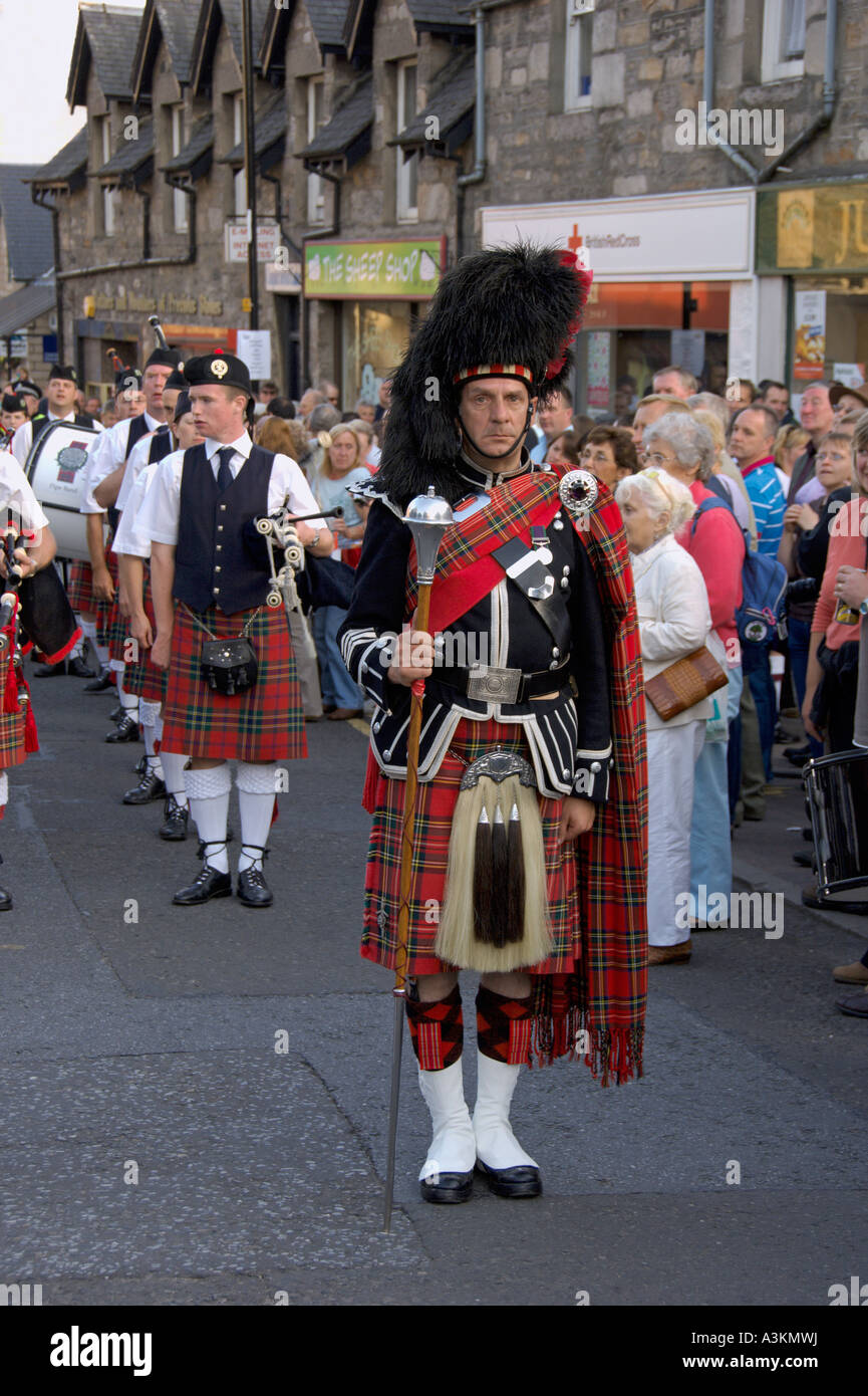 La chiusura di marcia attraverso la città di High Street Pitlochry Giochi delle Highland Perthshire Scozia Scotland Foto Stock