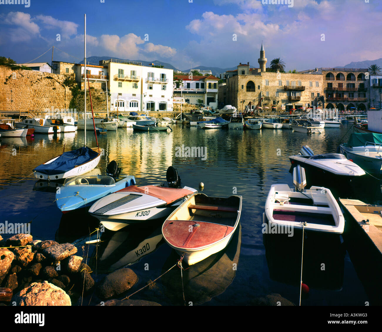 TR - CIPRO DEL NORD: il porto e la città di Kyrenia Foto Stock