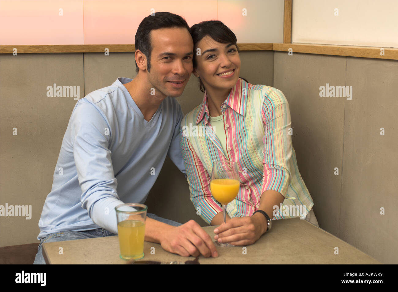 L uomo e la donna in posa per un ritratto in cafe Foto Stock