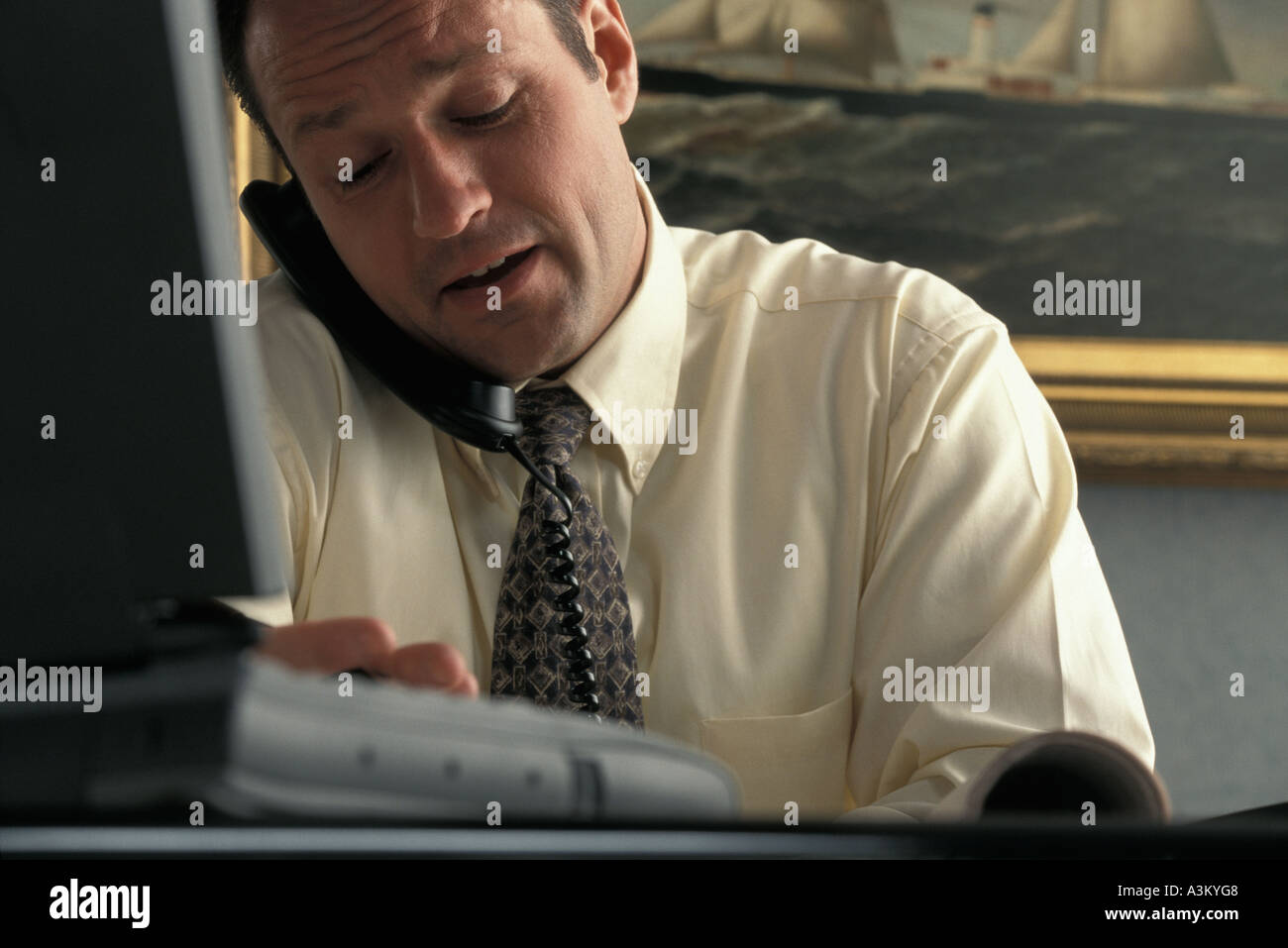 Un dirigente impegnato tramite telefono Foto Stock