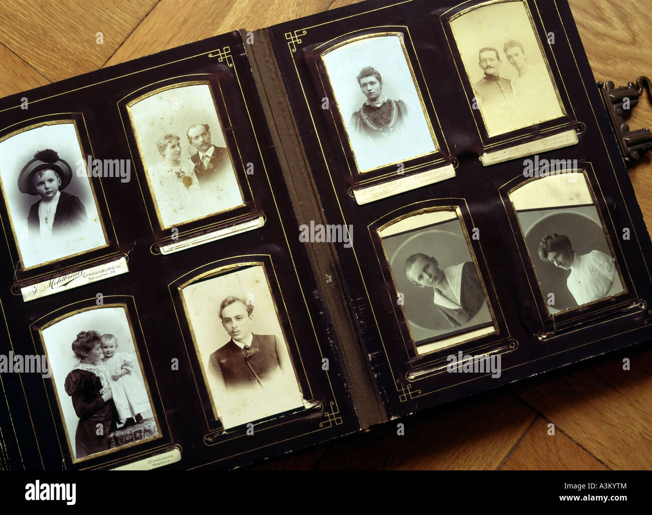 Fotografia d'epoca, antico album fotografico con ritratti di famiglia 19th Secolo Foto Stock