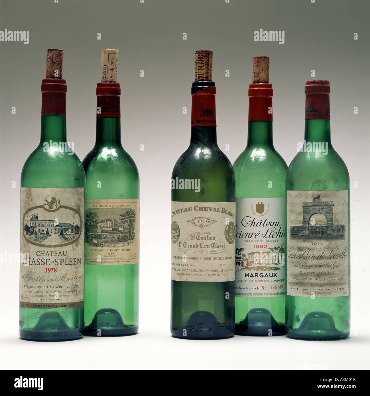 Bottiglie vuote di Bordeaux Grand Cru Classé Annata Vini rossi Foto Stock