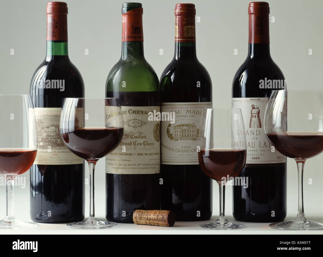 Bottiglie di Bordeaux Grand Cru Classé annata vini rossi e bicchieri Foto Stock