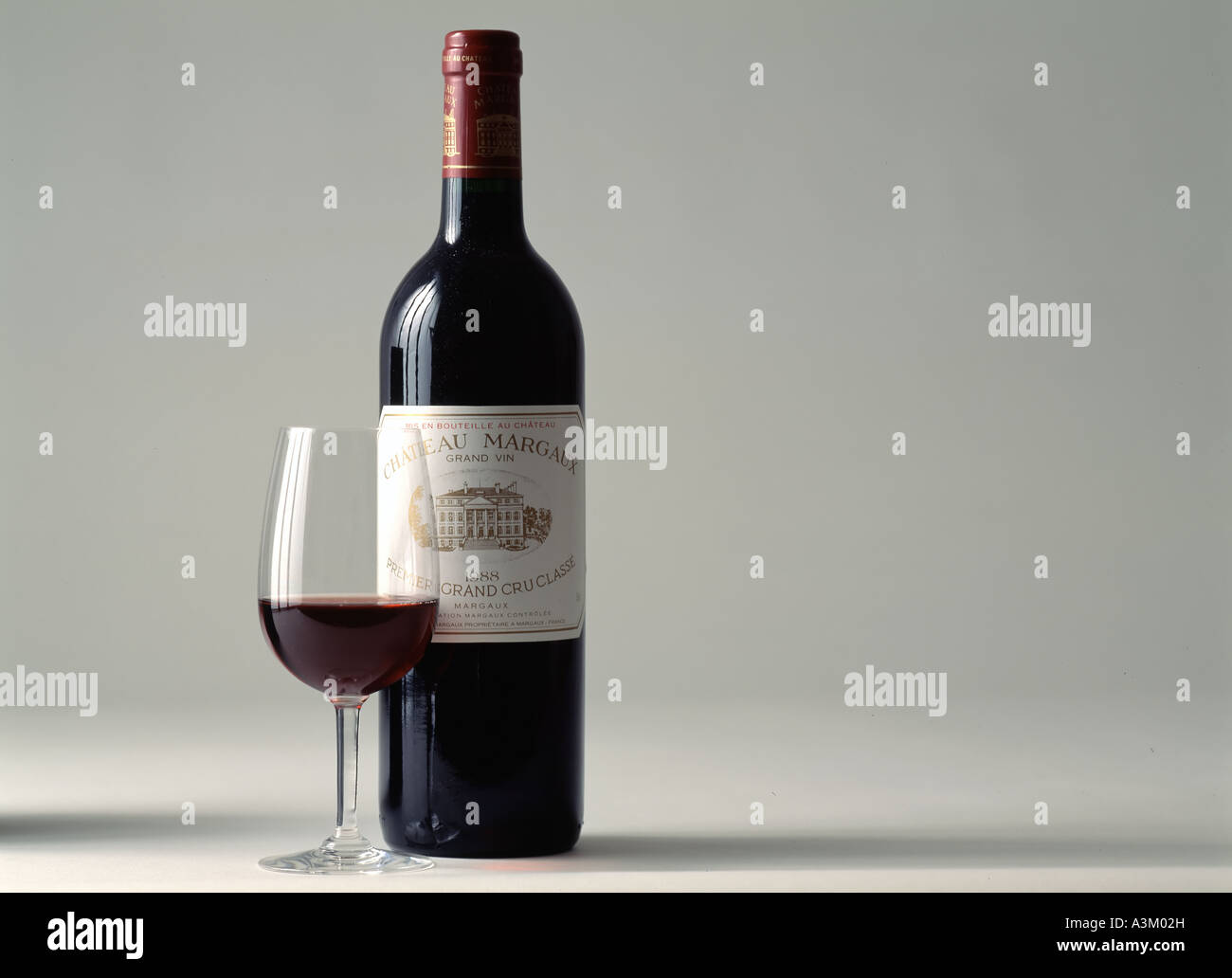 1988s 'Château Margaux " Bordeaux Premier Grand Cru Classé annata vino rosso bottiglia e vetro Foto Stock