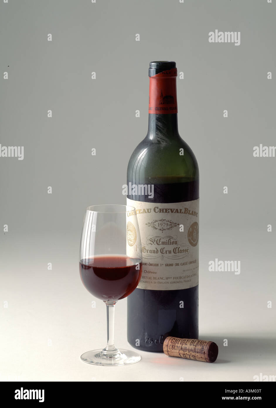1979s 'Château Cheval Blanc " Bordeaux Premier Grand Cru Classé annata vino rosso Bottiglia con vetro e sughero Foto Stock
