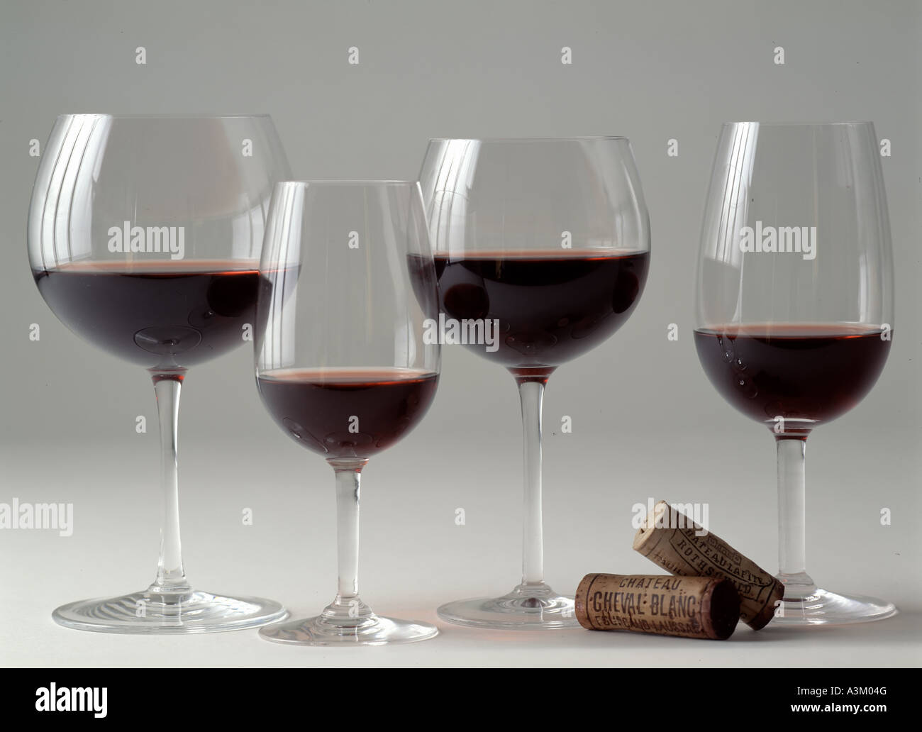 Occhiali con Bordeaux Grand Cru Classé annata vini rossi e tappi Foto Stock
