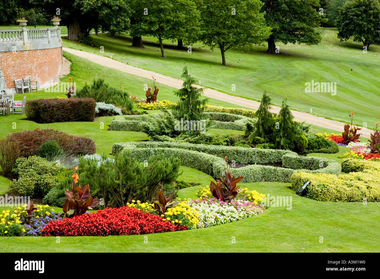 Giardino in grandi motivi di un inglese un imponente casa durante la tarda estate raffiguranti molti diversi tipi di fiori e di arbusti Foto Stock