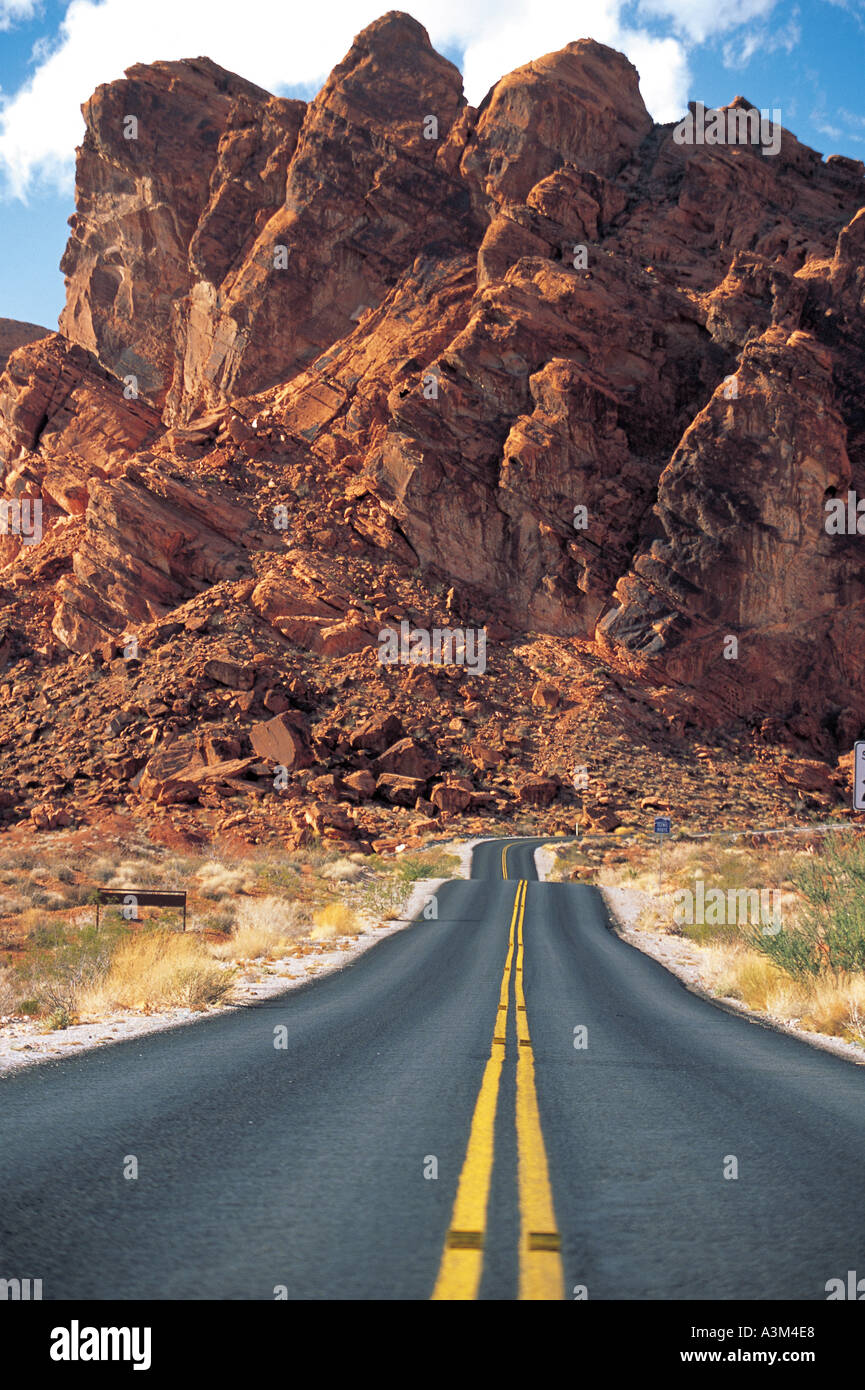Strada natura Sky Highway nuvole montagne rocce Foto Stock