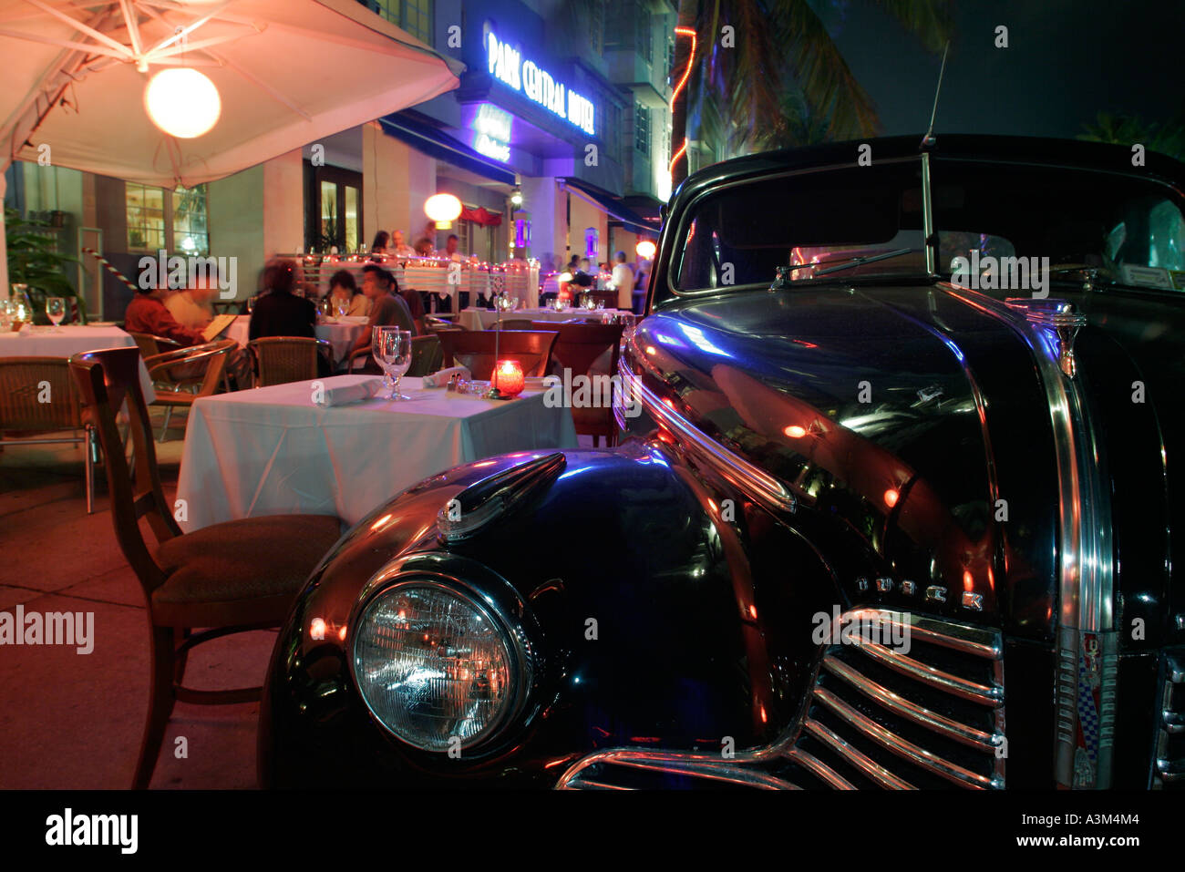 Miami Beach Florida, South Beach, Ocean Drive, Capodanno, strada, caffè sul marciapiede, Buick, Park Central, hotel, serata notturna, sociale, intrattenimento, spettacolo Foto Stock