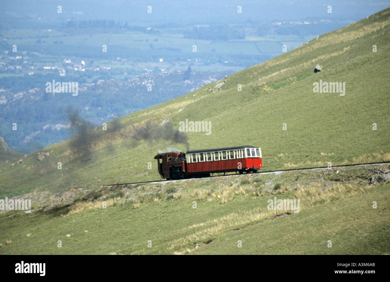 Vicino a Llanberis Snowdon Mountain railway treno a vapore sul modo di vertice Foto Stock