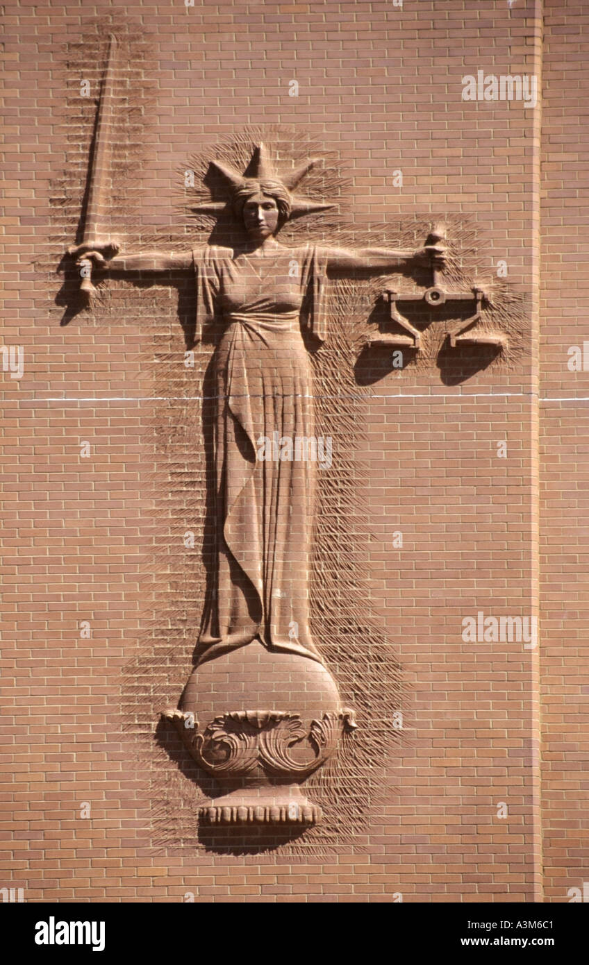 Costruita in mattoni MAGISTRATES COURT complesso close up di immagine della bilancia della giustizia formata in cotto Wigan Greater Manchester Inghilterra England Regno Unito Foto Stock