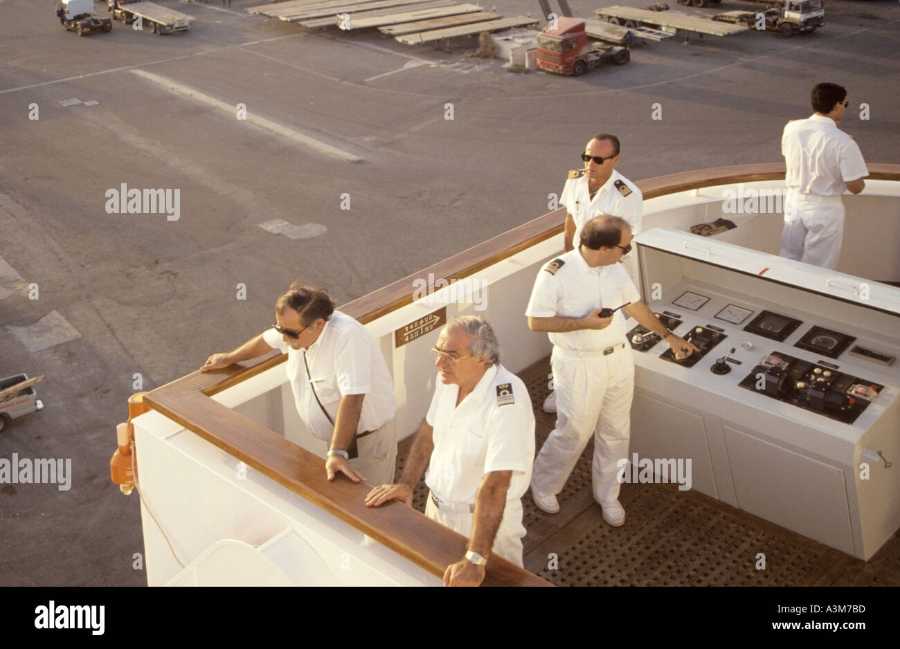 Il capitano e gli ufficiali con il pilota locale sul parafango ponte di nave da crociera la preparazione di discostarsi dockside mediterraneo Foto Stock