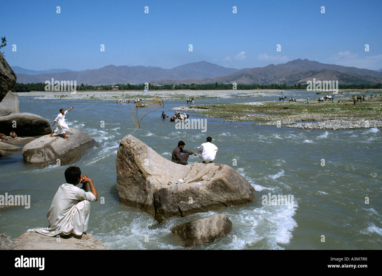 La vita sul fiume Swat, valle di Swat, in Pakistan. Foto Stock