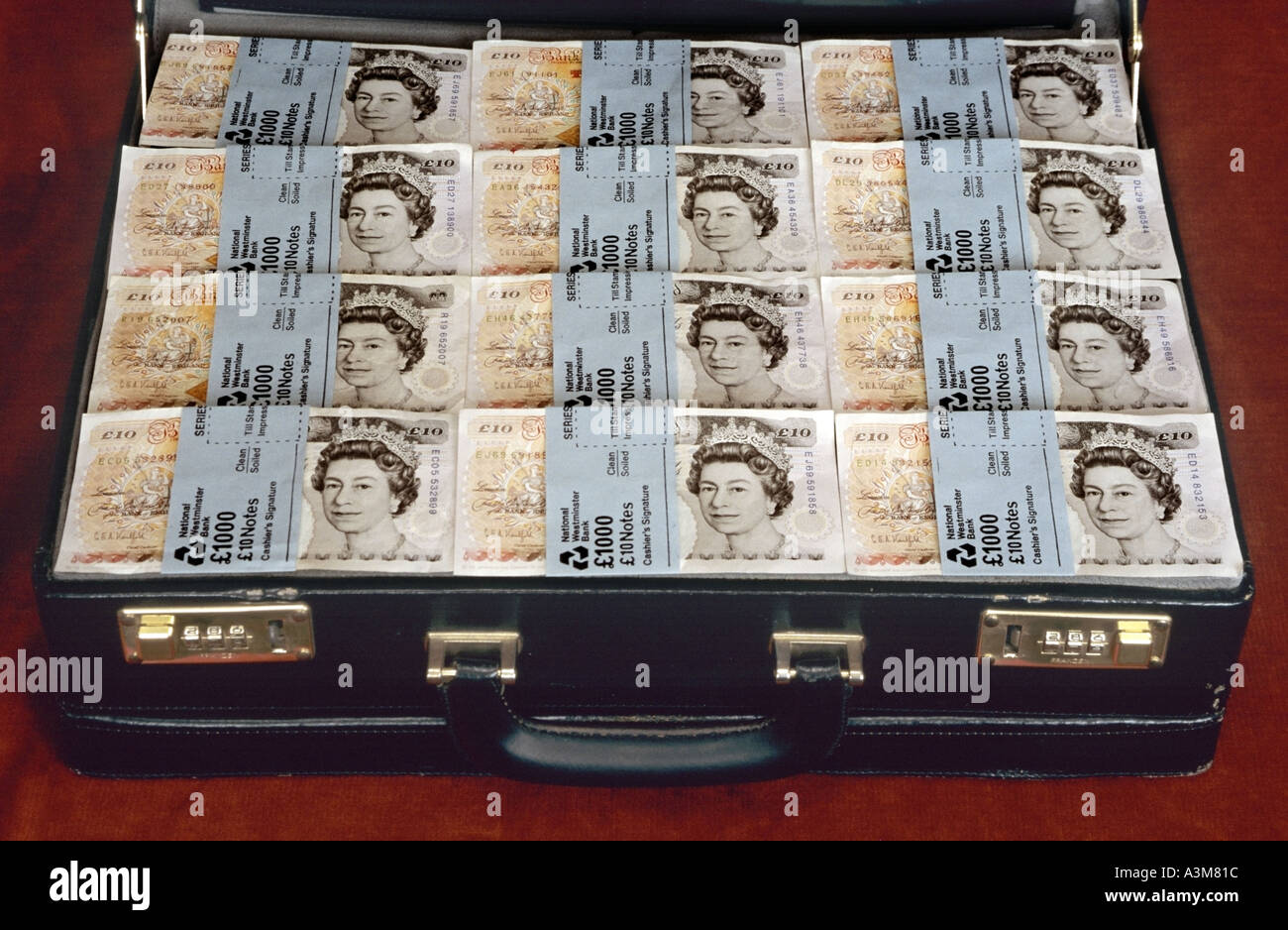 Primo piano Visualizza la valigetta nera bloccabile piena di pacchetti di £10 banconote da dieci libbre in sterline britanniche in banconote in contanti pronte per un viaggio d'affari Foto Stock
