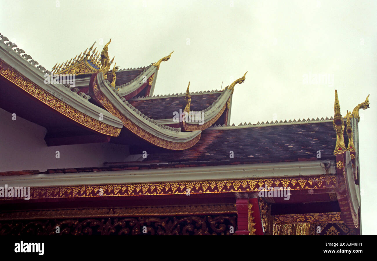 Tetto intricati dettagli riga al tempio Haw Pha Bang, Luang Prabang, Laos. DL31 Foto Stock