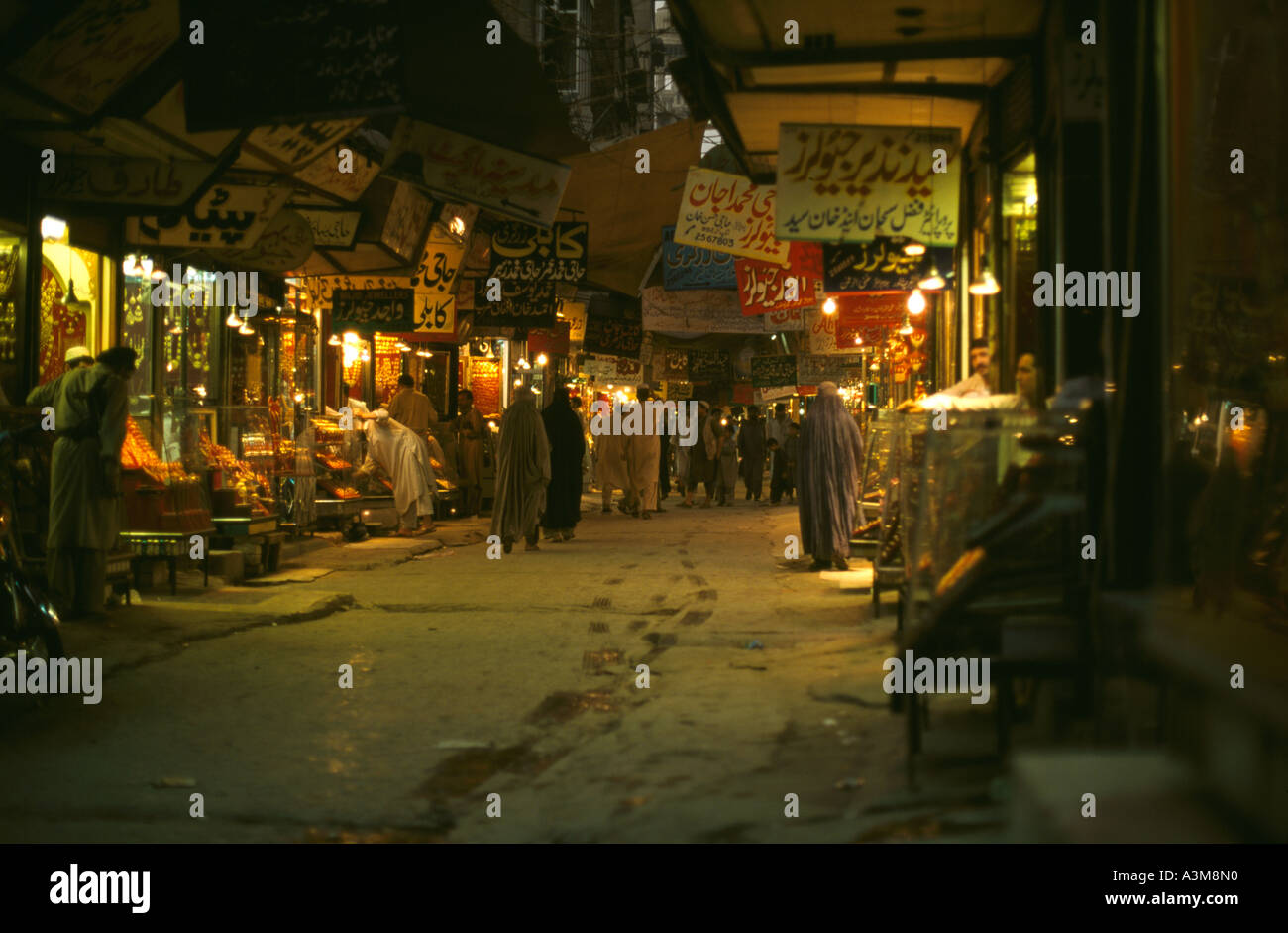 Bazaar nella vecchia città di Peshawar, Paksistan. Foto Stock