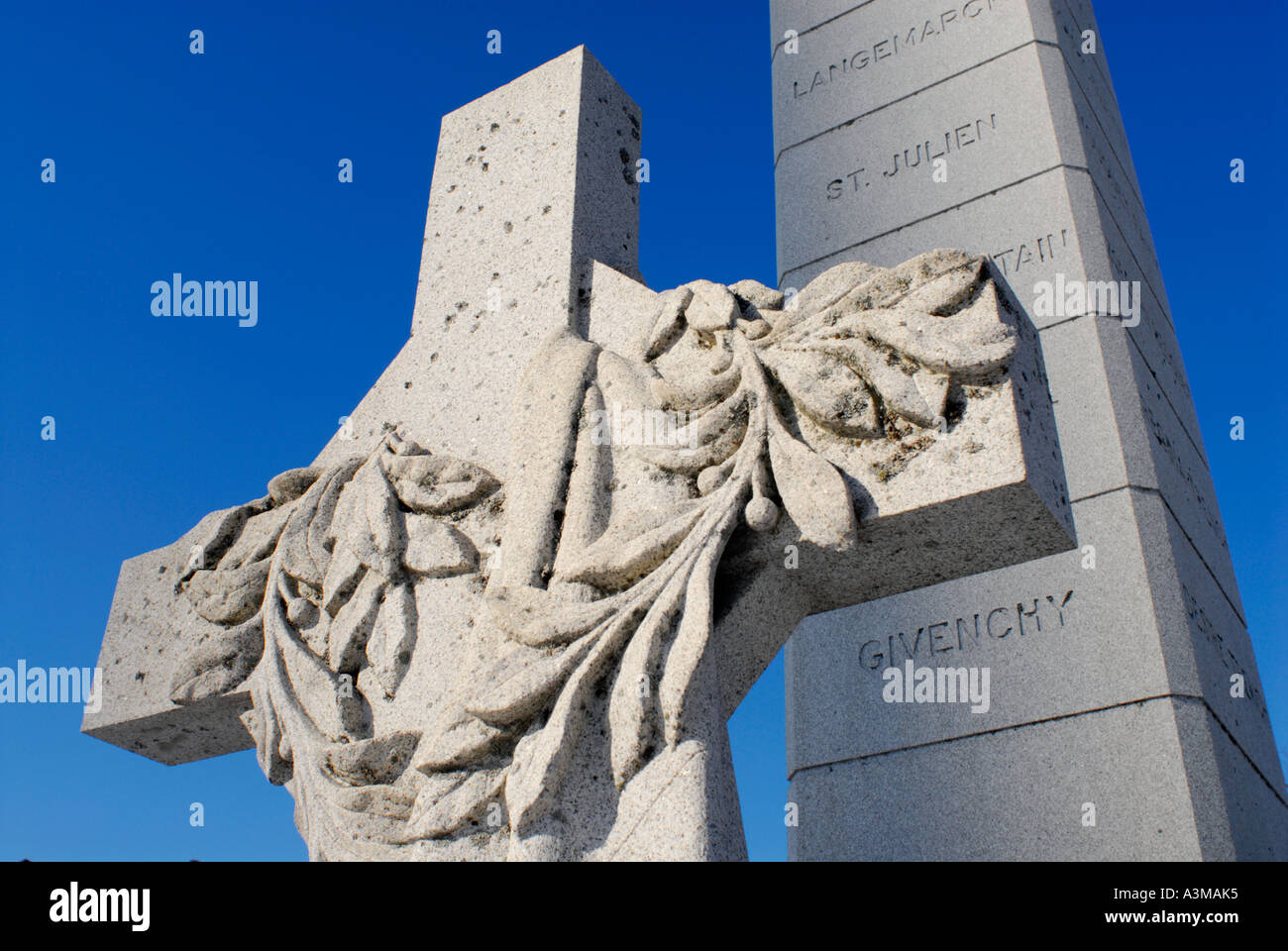 Il cenotafio close up con croce di pietra e la torre contro un cielo blu in Fredericton New Brunswick Canada Foto Stock