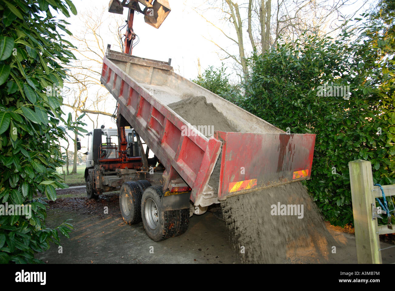 Dumper carico di svuotamento di sabbia e cemento Foto Stock