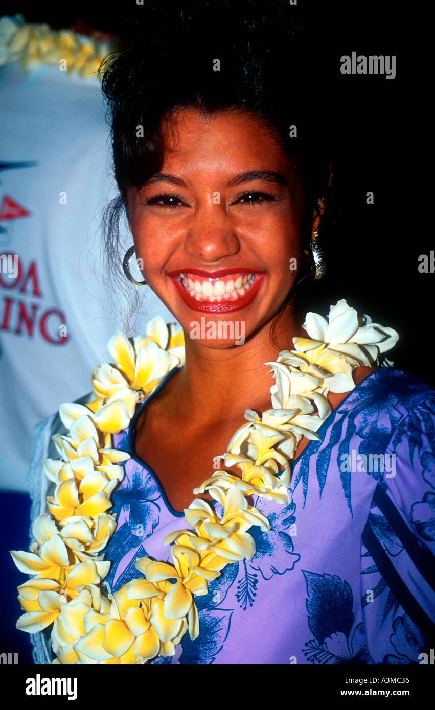 Giovane donna con fragranti frangipani Hawaiian garland o lei Foto Stock