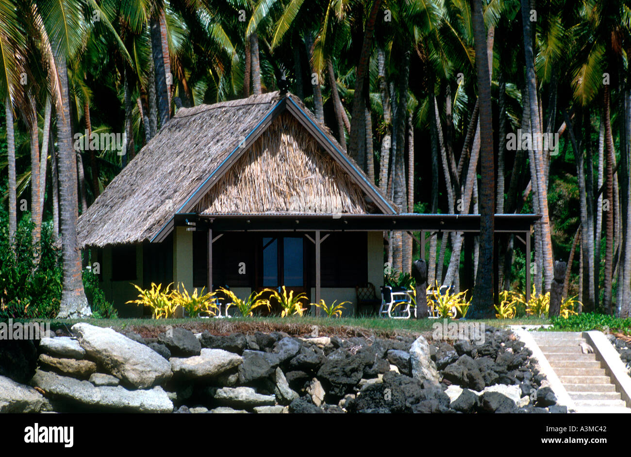 Bungalow nella piantagione di cocco sull isola privata Laucala Figi ora un elegante resort Foto Stock