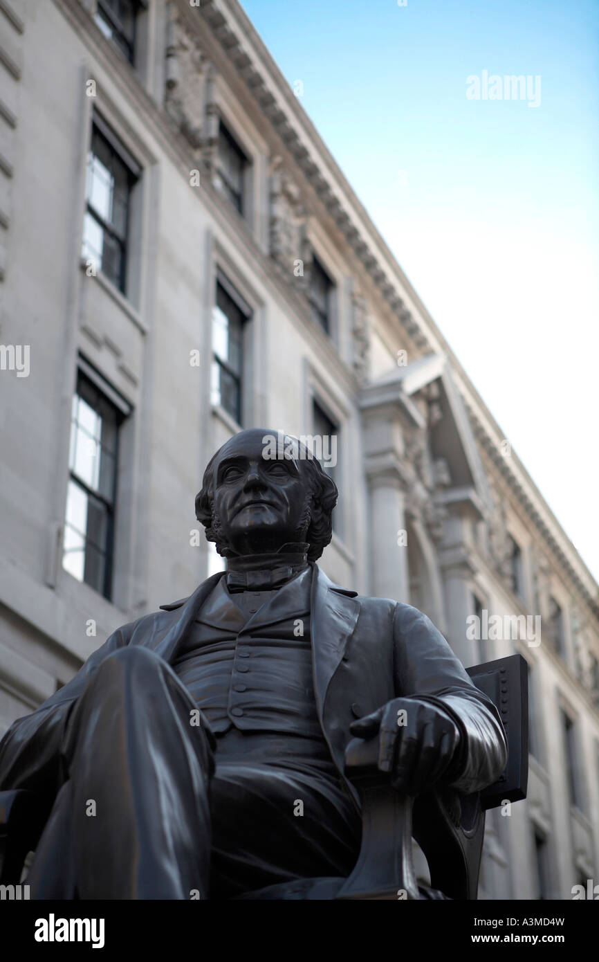 Una statua in Watling Court, Londra con Edilizia & Blue sky in background. Foto Stock