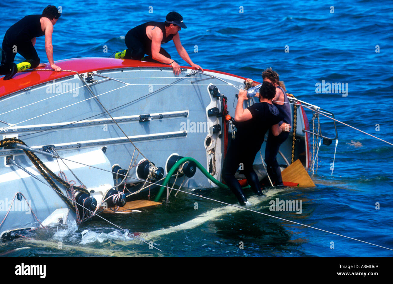 I subacquei salvataggio danneggiato racing yacht port Philip Bay Australia Foto Stock