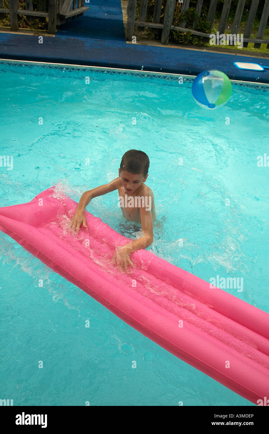 1 Un giovane 8 9 8 ragazzo di nove anni gode di piscina Foto Stock