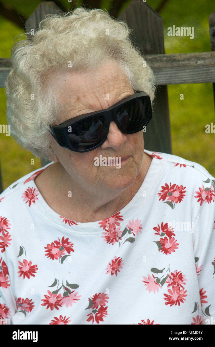 La famiglia grande zia senior citizen 1 una vecchia donna all'aperto estate occhiali  da sole Foto stock - Alamy