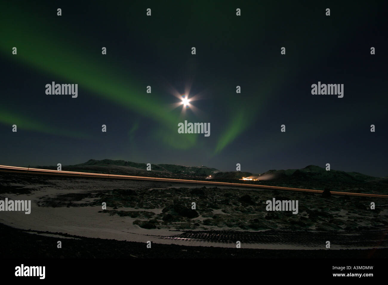 La luna e le luci del nord Foto Stock
