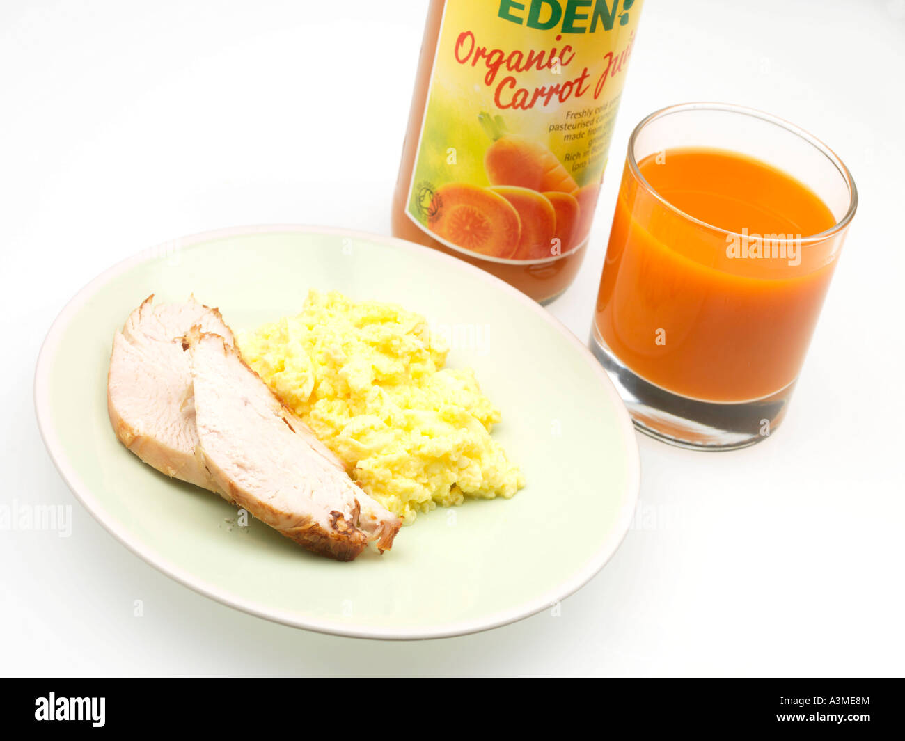 La Turchia con uova strapazzate e succo di carota Foto Stock