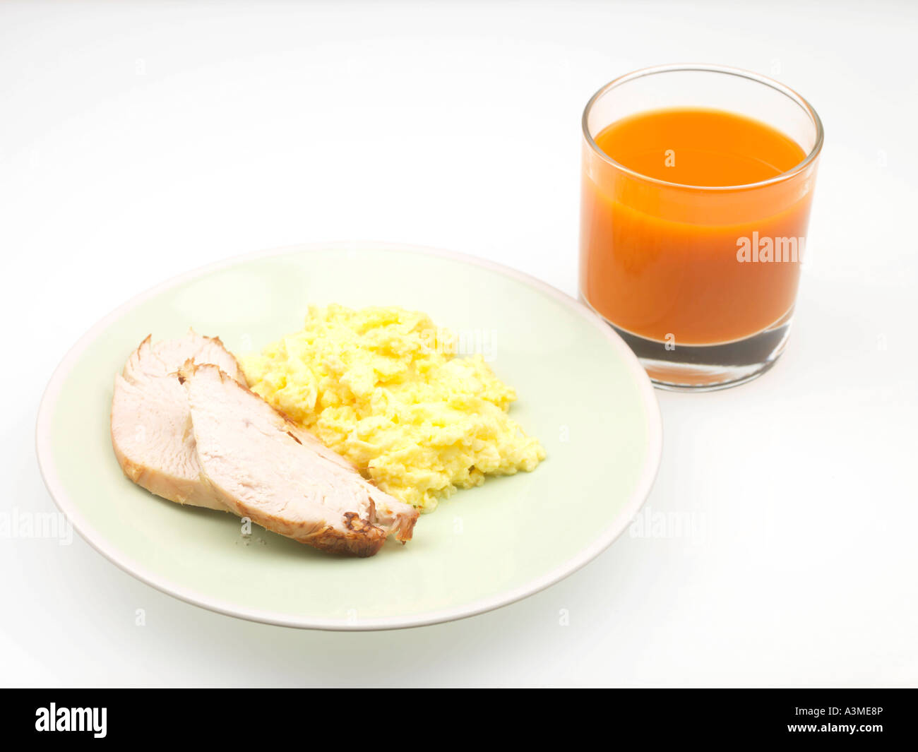 La Turchia con uova strapazzate e succo di carota Foto Stock