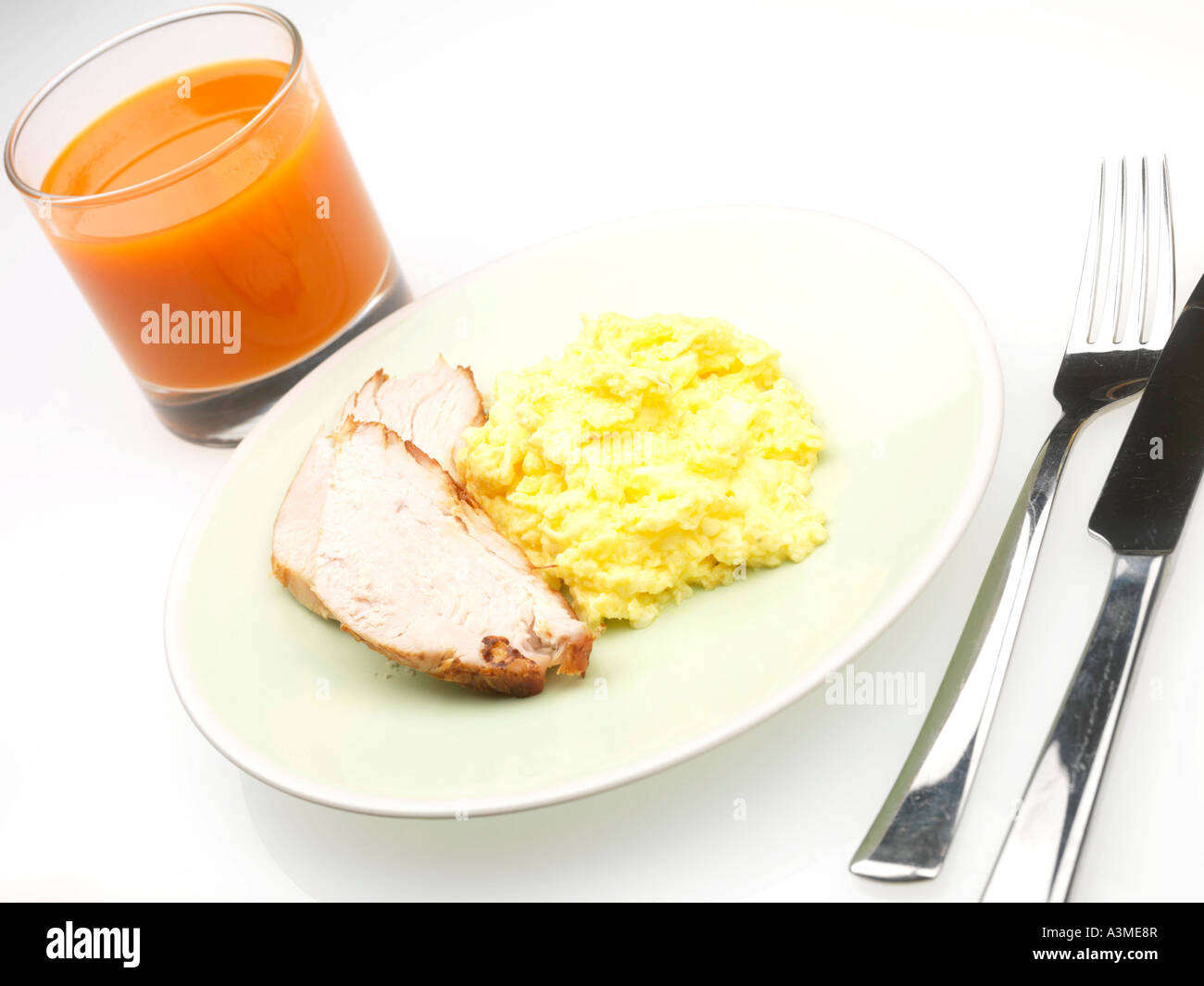 La Turchia con uova strapazzate e succo di carota Foto Stock